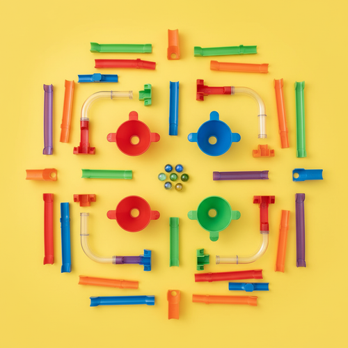 Carrera de bolitas flat lay todas las piezas